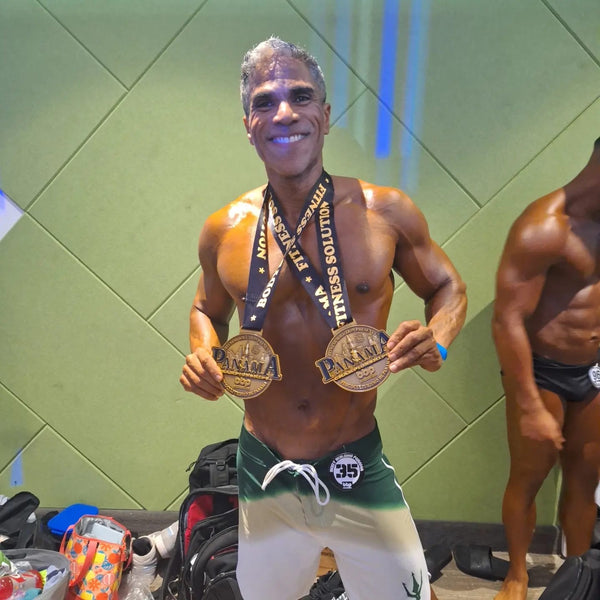 Gabriel Fanilla con sus medallas en una competencia de físico